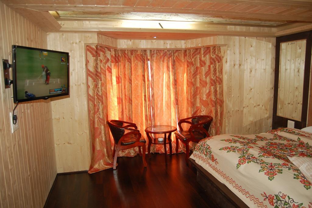 Hotel Zahgeer Continental Gulmarg Room photo