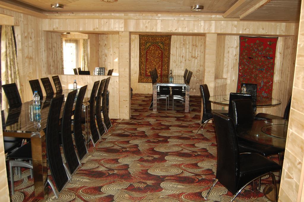 Hotel Zahgeer Continental Gulmarg Room photo