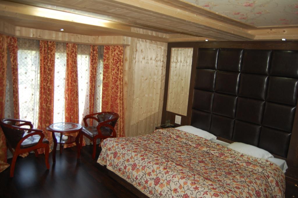 Hotel Zahgeer Continental Gulmarg Room photo