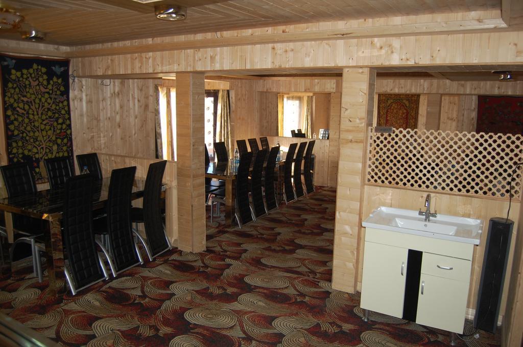 Hotel Zahgeer Continental Gulmarg Room photo