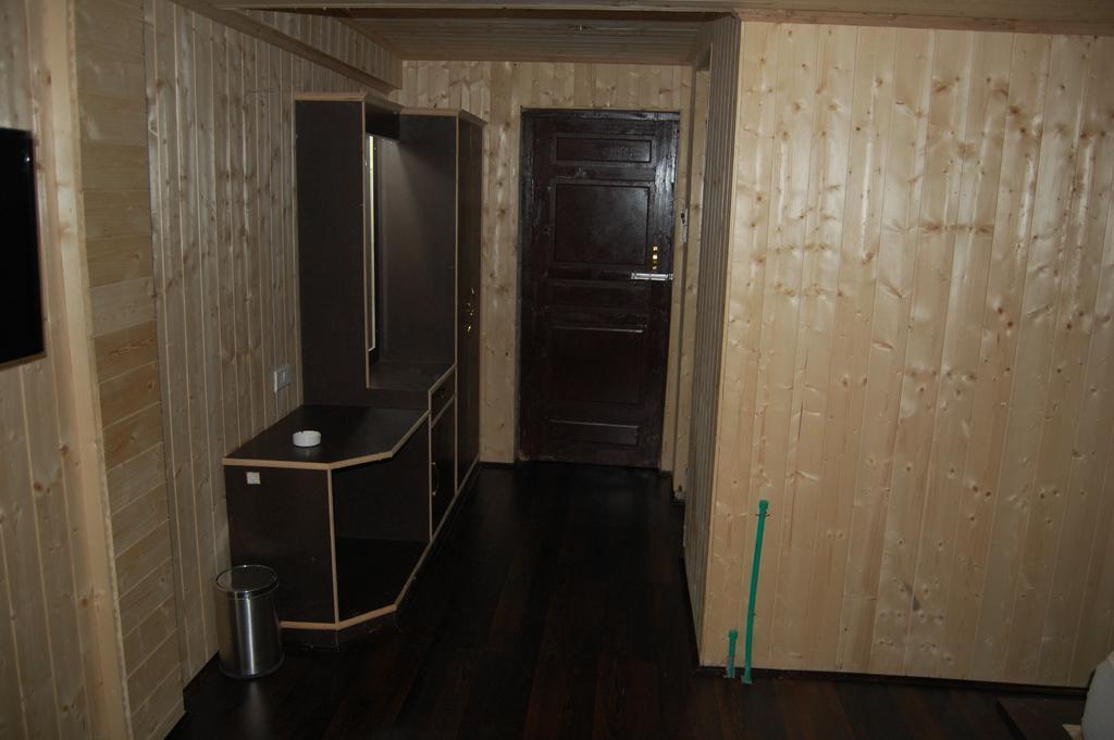 Hotel Zahgeer Continental Gulmarg Room photo